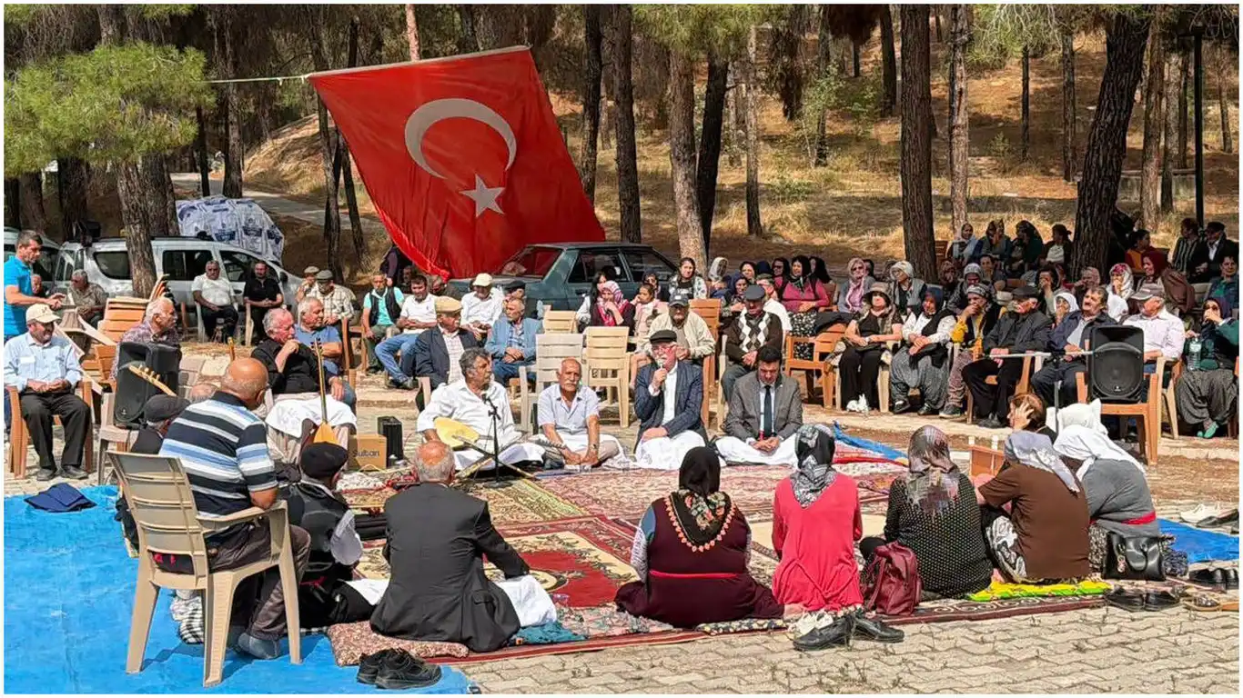 Alevi yurttaşlar, Koyunbaba Dergahı kapalı olduğu için ibadetlerini parkta yaptı